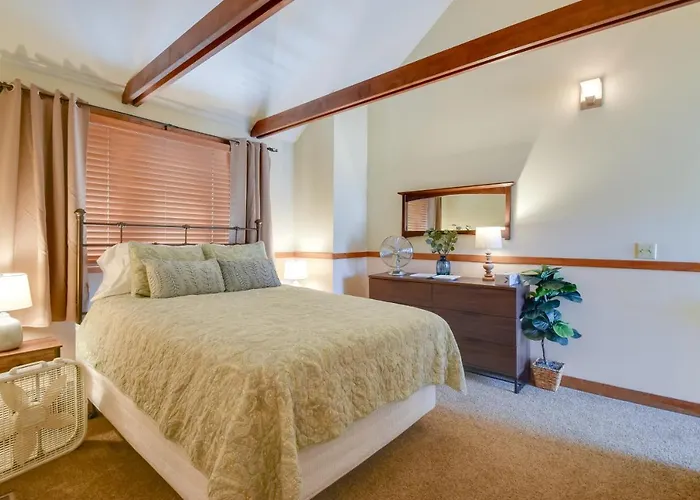 Tasteful Townhome W/ Community Amenities *