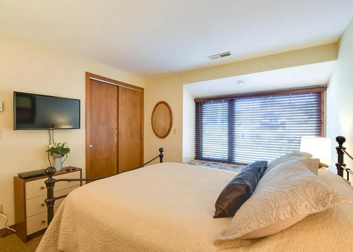 Tasteful Townhome W/ Community Amenities *