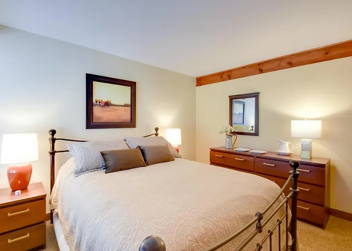 Tasteful Townhome W/ Community Amenities *