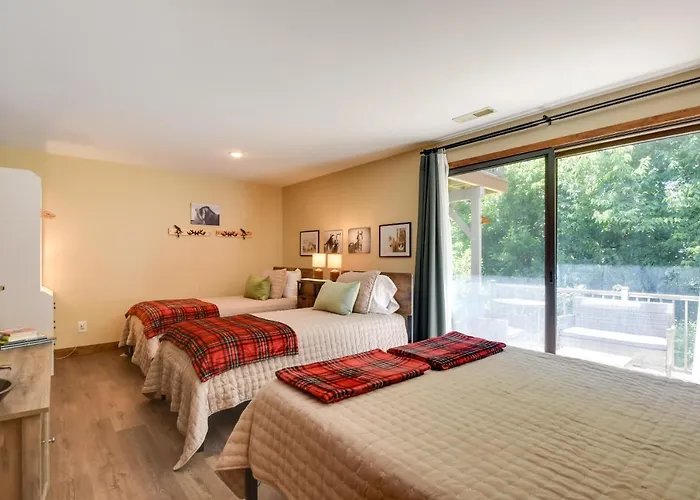 Tasteful Townhome W/ Community Amenities