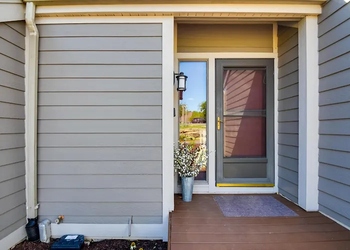 Tasteful Townhome W/ Community Amenities *